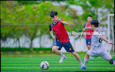 足球场俯视图，球员跑位路线清晰可见
